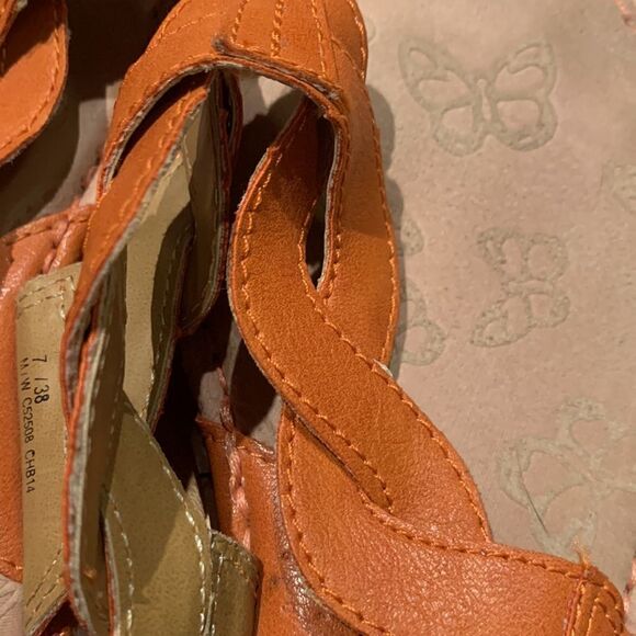 b. o. c. Orange braided strap thong sandals. Butterfly imprint insole. Size 7. - Picture 5 of 5